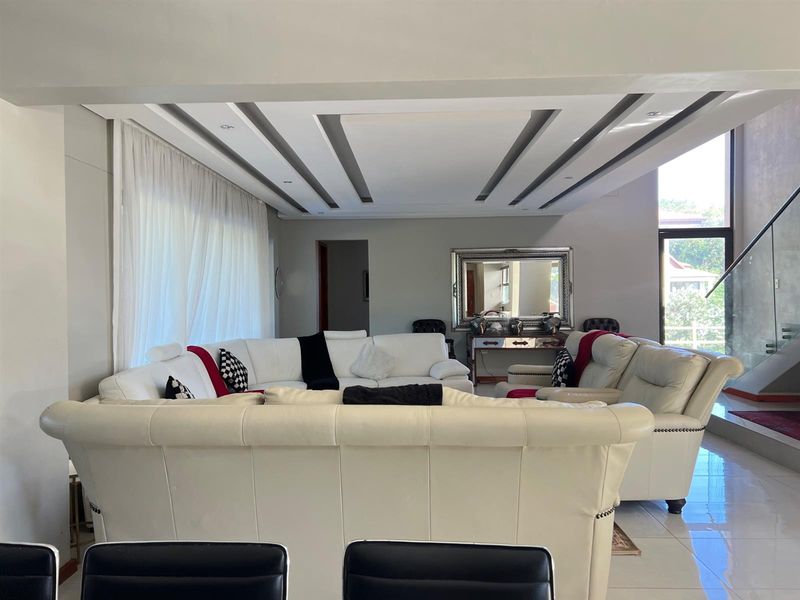 Elegant Spacious Family Home in Secure Coastal Estate - Photo 2