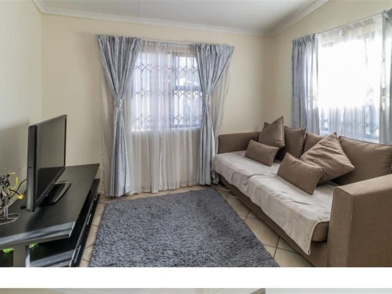Modern 3-Bedroom Family Home with Garden and Water Tank - Summerset, Midrand - Photo 6