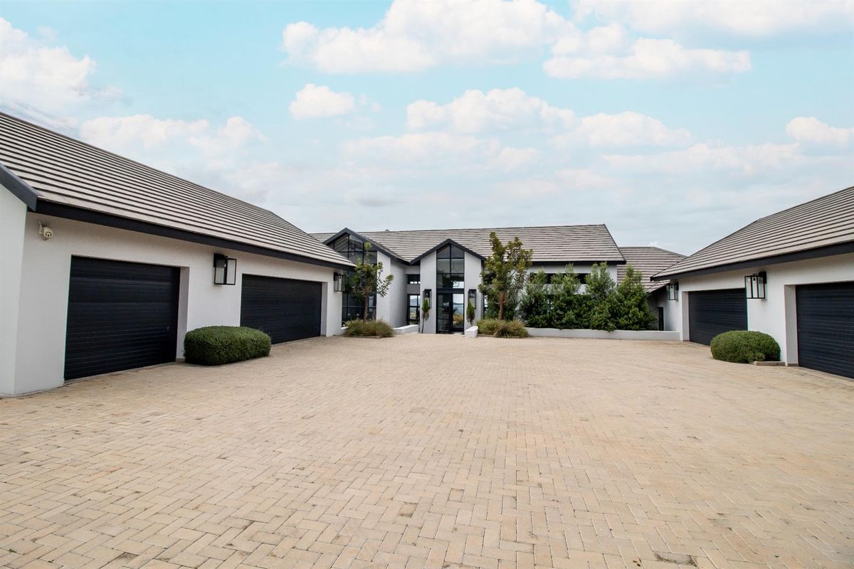 A RARE MASTERPIECE OF DISTINCTION | R13 MILLION - Photo 2