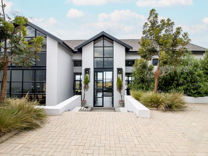 A RARE MASTERPIECE OF DISTINCTION | R13 MILLION - Photo 3