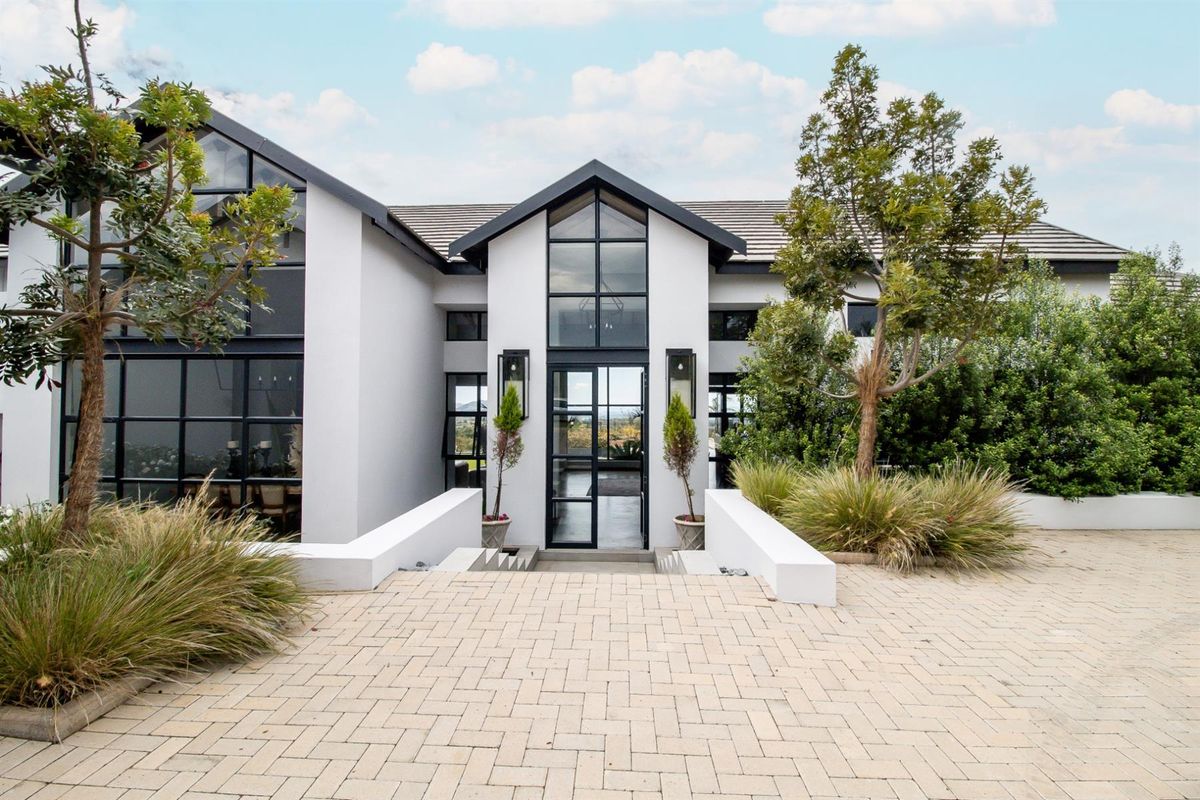 A RARE MASTERPIECE OF DISTINCTION | R13 MILLION - Photo 3