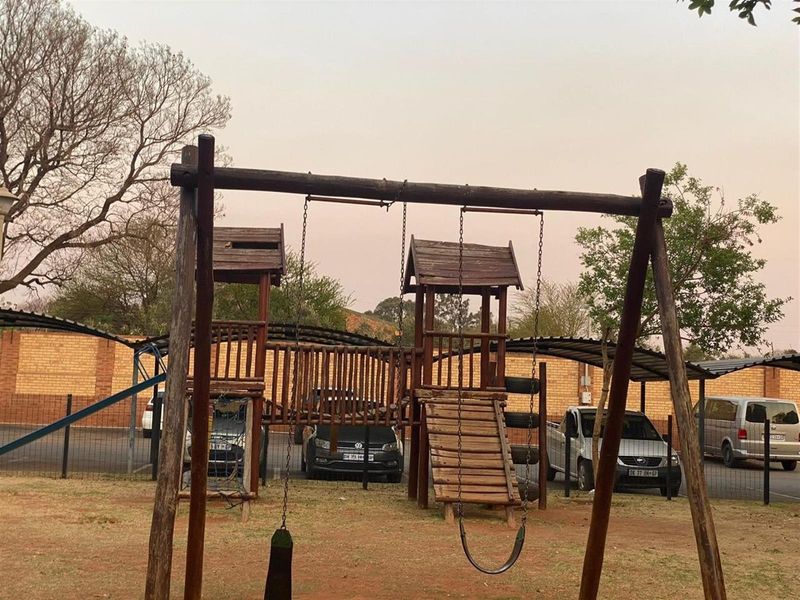 2 Bedroom Apartment / Flat for Sale in Olympus AH, Pretoria East - Photo 4