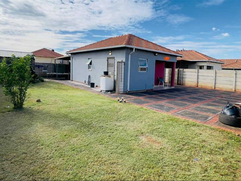 House For Sale in The Orchards, Akasia - Photo 2