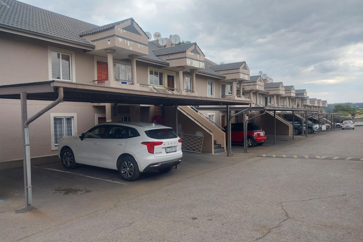 2 Bedroom Townhouse for Sale in Rembrandt Park - Photo 3