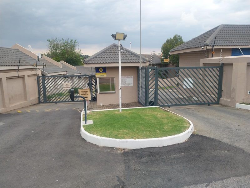 2 Bedroom Townhouse for Sale in Rembrandt Park - Photo 1