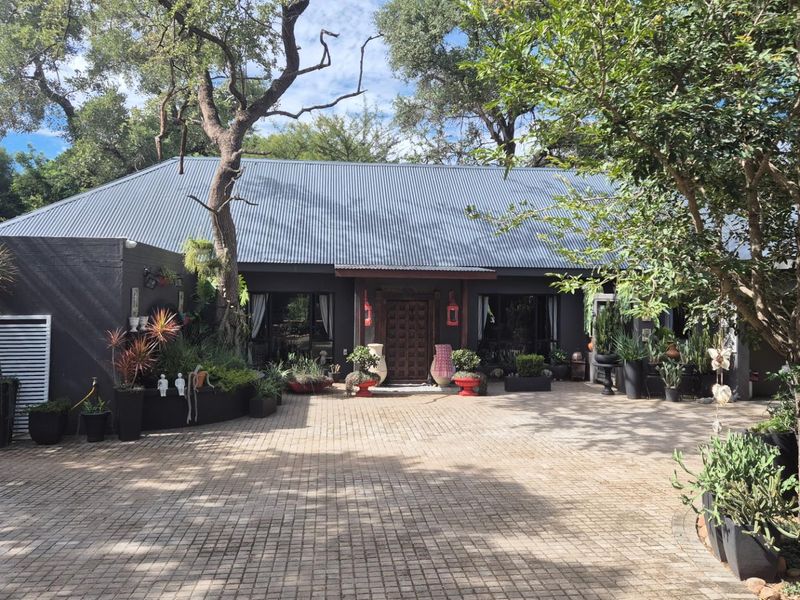 A warm, luxurious jewel of a Home available in Blyde Wildlife Estate - Photo 3