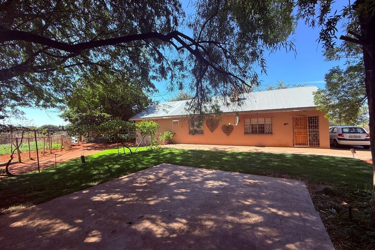 House for Sale in Ritchie - Photo 2