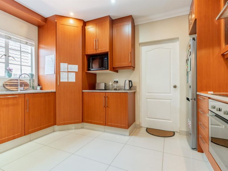 Easy Living in Prime Location - Photo 7