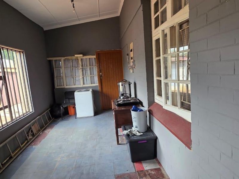 House For Sale in Springs Central, Springs - Photo 4