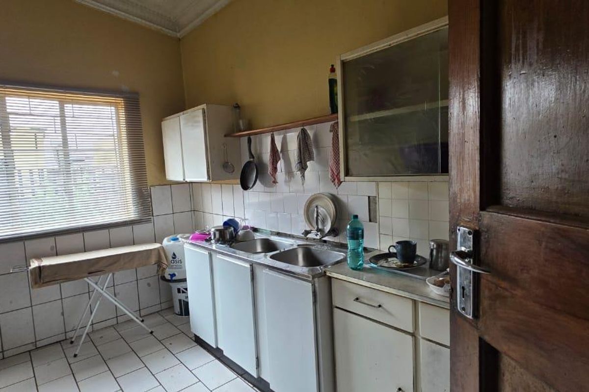 House For Sale in Springs Central, Springs - Photo 2