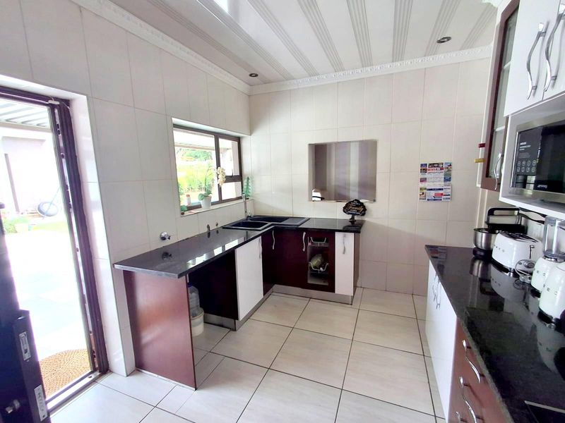 SPACIOUS FAMILY HOME IN THE HEART OF EDENVALE - Photo 9