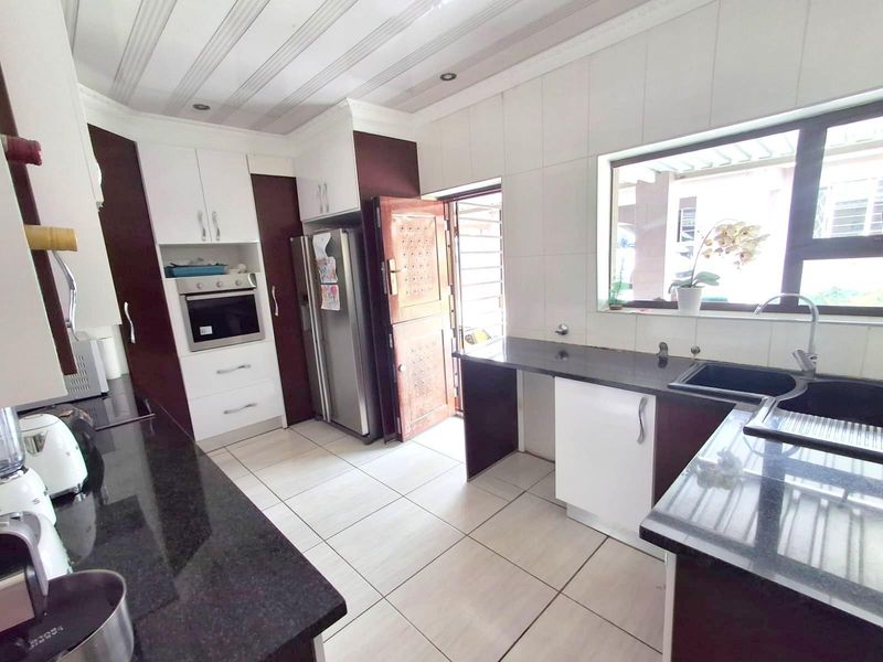 SPACIOUS FAMILY HOME IN THE HEART OF EDENVALE - Photo 8