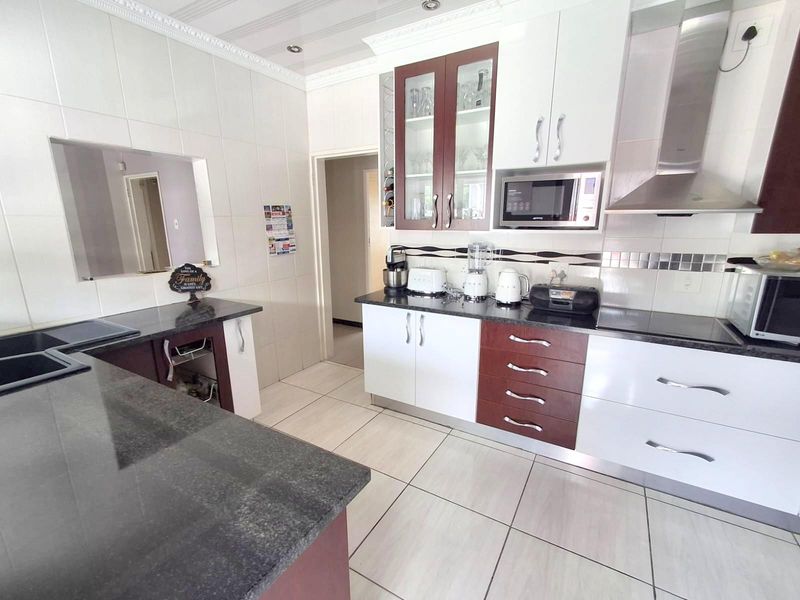 SPACIOUS FAMILY HOME IN THE HEART OF EDENVALE - Photo 7