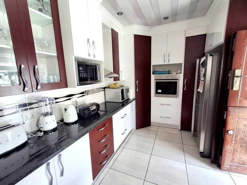 SPACIOUS FAMILY HOME IN THE HEART OF EDENVALE - Photo 6