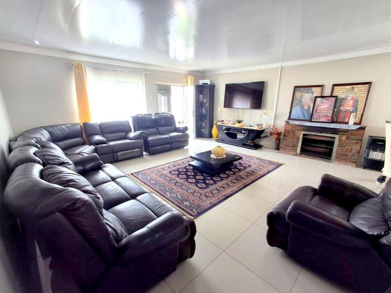 SPACIOUS FAMILY HOME IN THE HEART OF EDENVALE - Photo 4