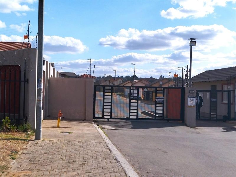 2 Bedroom House For Sale in Kya Sands Estate, Randburg - Photo 4