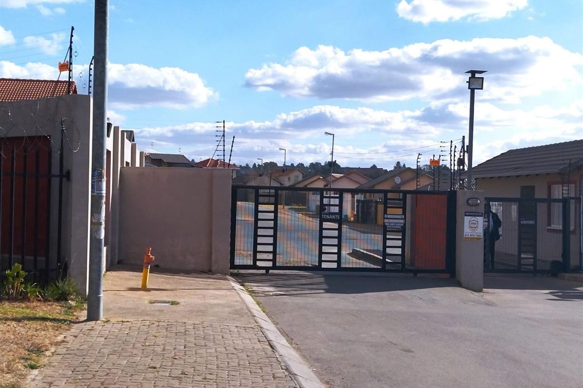 2 Bedroom House For Sale in Kya Sands Estate, Randburg - Photo 4