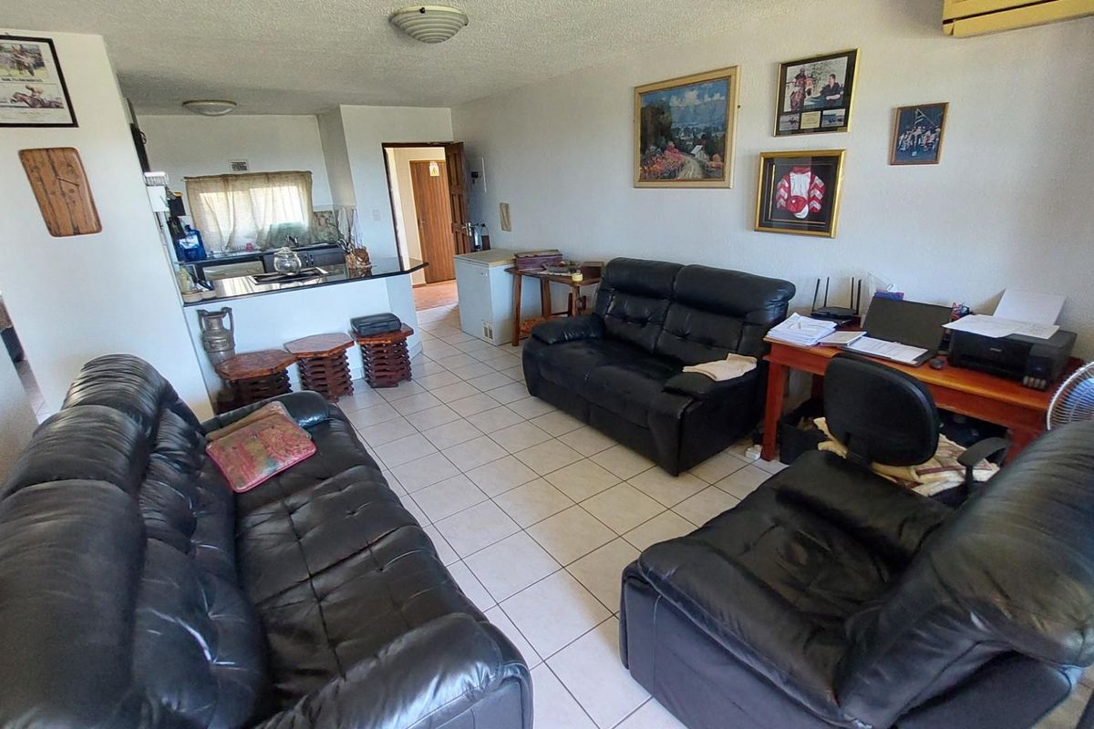 2 Bedroom Ground Floor Apartment/Flat For Sale, Uvongo - Photo 2