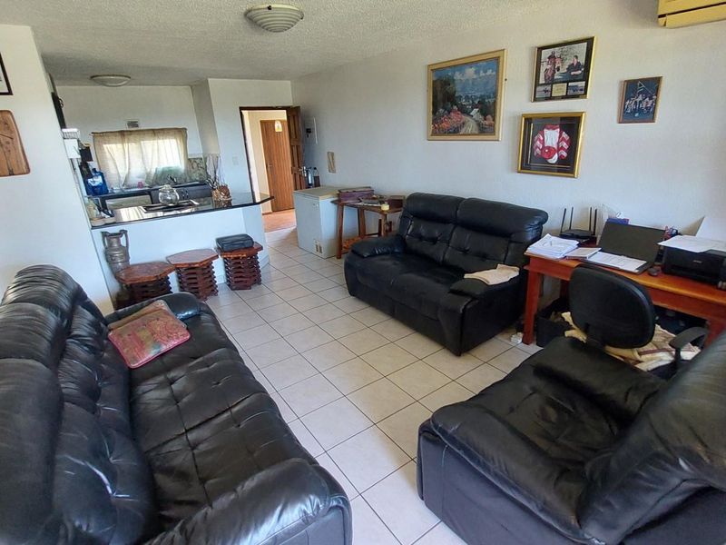 2 Bedroom Ground Floor Apartment/Flat For Sale, Uvongo - Photo 2