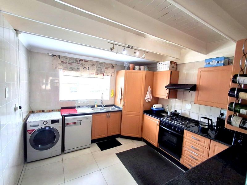 SPACIOUS AND NEAT CLUSTER IN A SECURE COMPLEX IN EDENGLEN - Photo 7