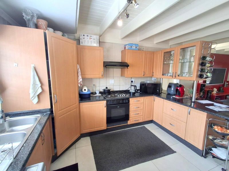 SPACIOUS AND NEAT CLUSTER IN A SECURE COMPLEX IN EDENGLEN - Photo 6