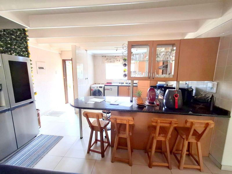 SPACIOUS AND NEAT CLUSTER IN A SECURE COMPLEX IN EDENGLEN - Photo 5