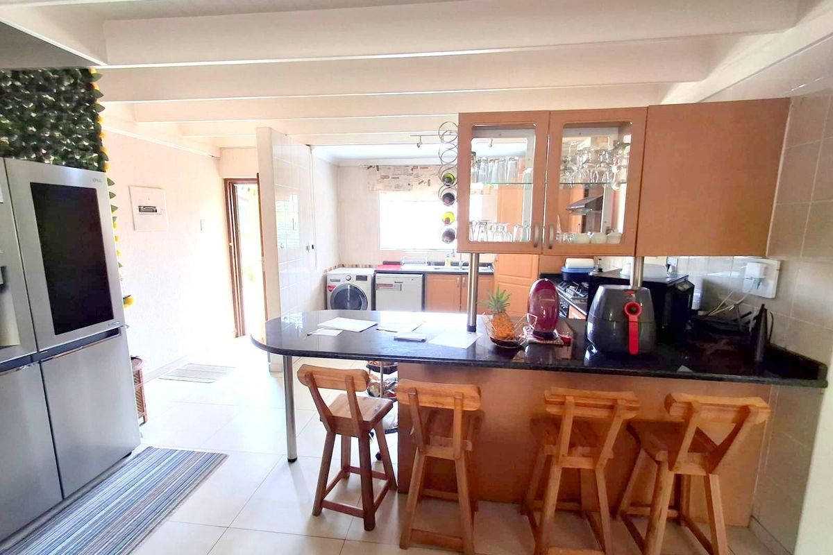 SPACIOUS AND NEAT CLUSTER IN A SECURE COMPLEX IN EDENGLEN - Photo 5