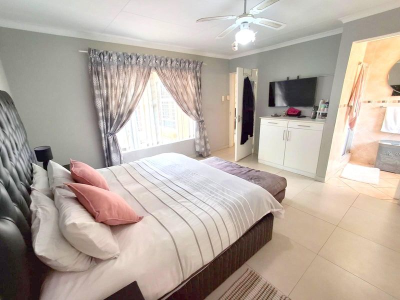 SPACIOUS AND NEAT CLUSTER IN A SECURE COMPLEX IN EDENGLEN - Photo 10