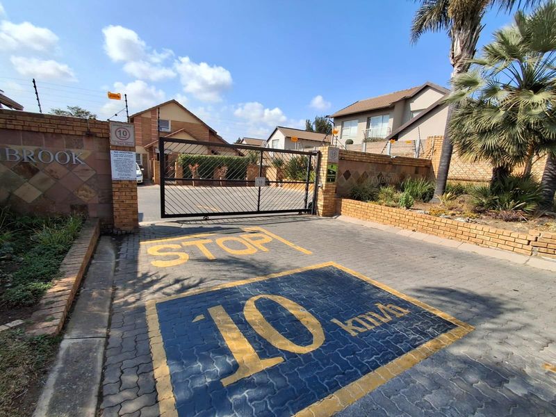 SPACIOUS AND NEAT CLUSTER IN A SECURE COMPLEX IN EDENGLEN - Photo 3