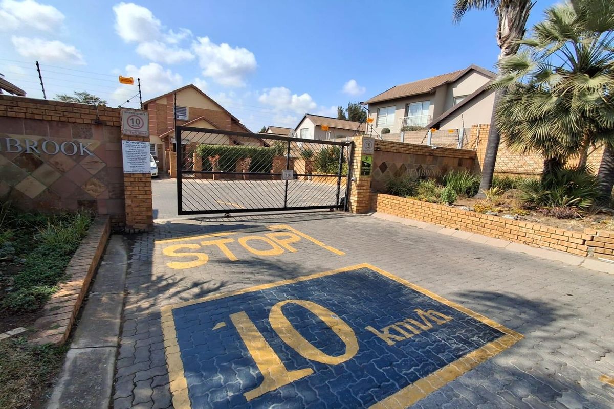 SPACIOUS AND NEAT CLUSTER IN A SECURE COMPLEX IN EDENGLEN - Photo 3