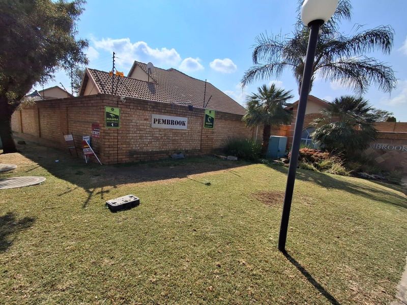 SPACIOUS AND NEAT CLUSTER IN A SECURE COMPLEX IN EDENGLEN - Photo 2