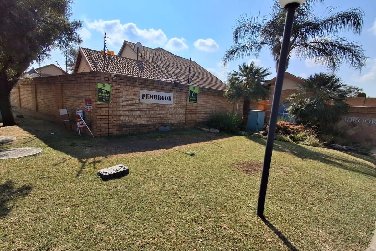 SPACIOUS AND NEAT CLUSTER IN A SECURE COMPLEX IN EDENGLEN - Photo 2