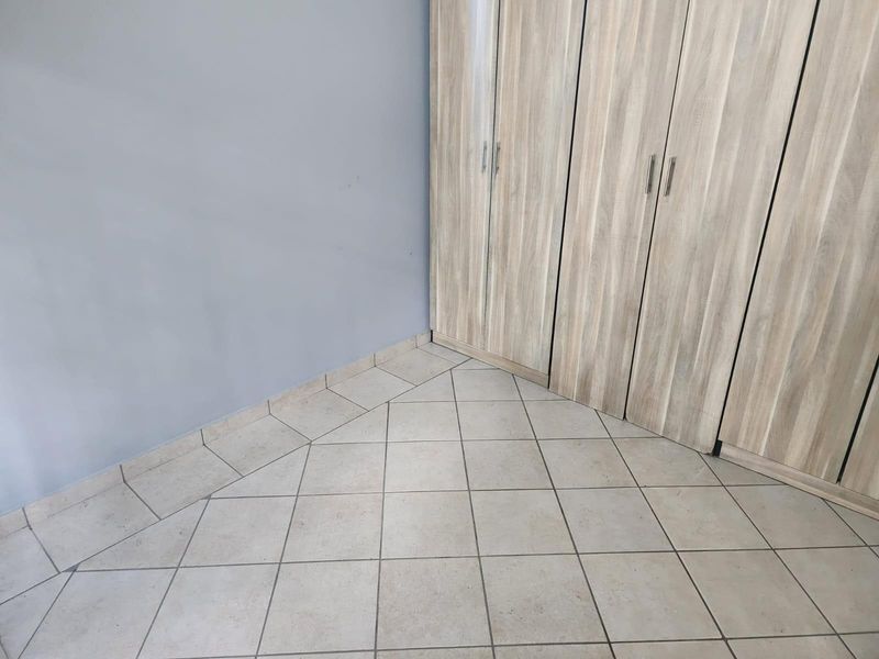 Apartment To Rent in Oos Einde, Rustenburg, North West - Photo 5