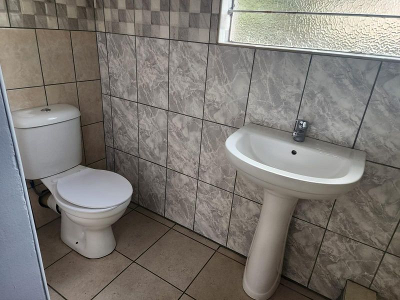 Apartment To Rent in Oos Einde, Rustenburg, North West - Photo 6