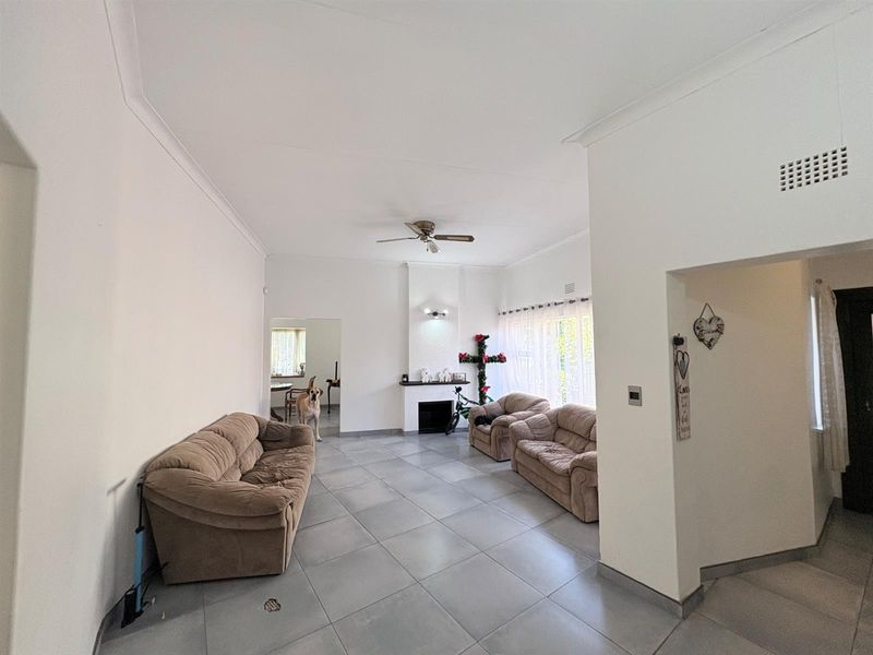 House For Sale in Horizon View, Roodepoort - Photo 4