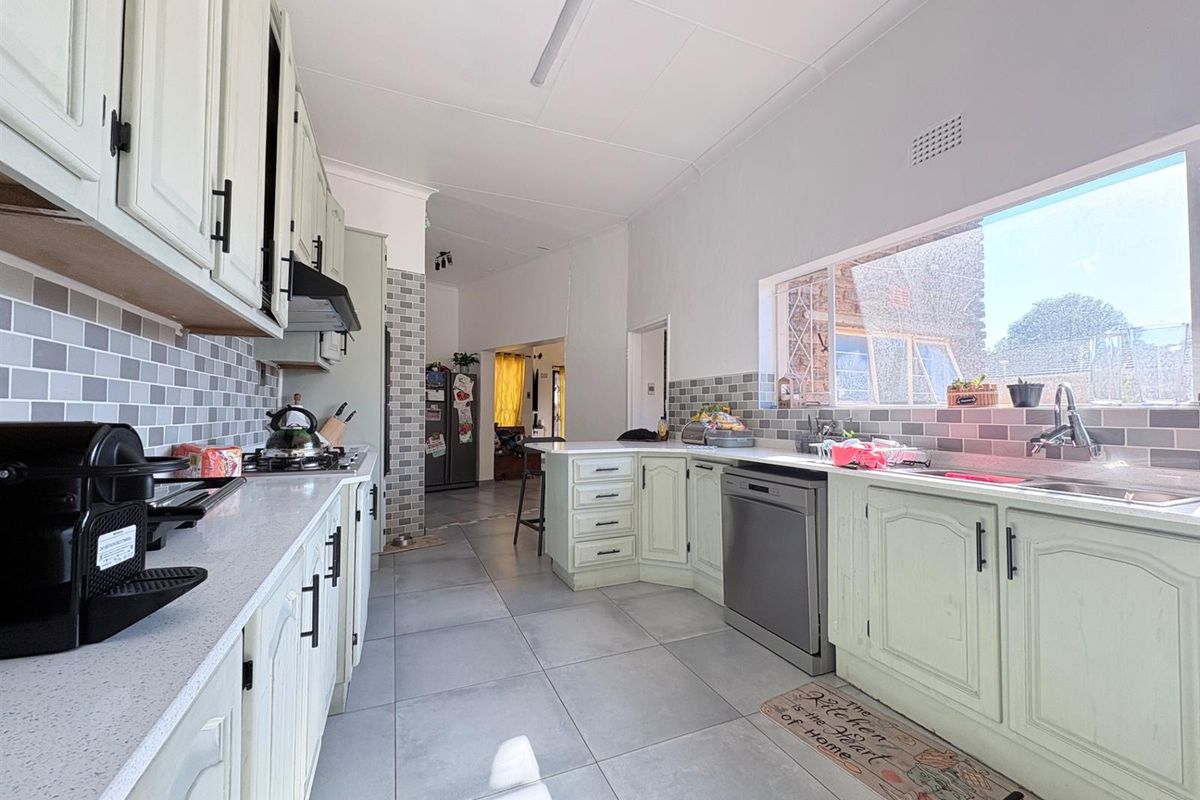 House For Sale in Horizon View, Roodepoort - Photo 2