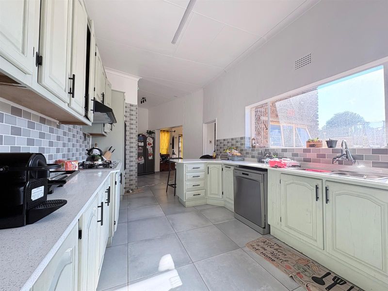 House For Sale in Horizon View, Roodepoort - Photo 2