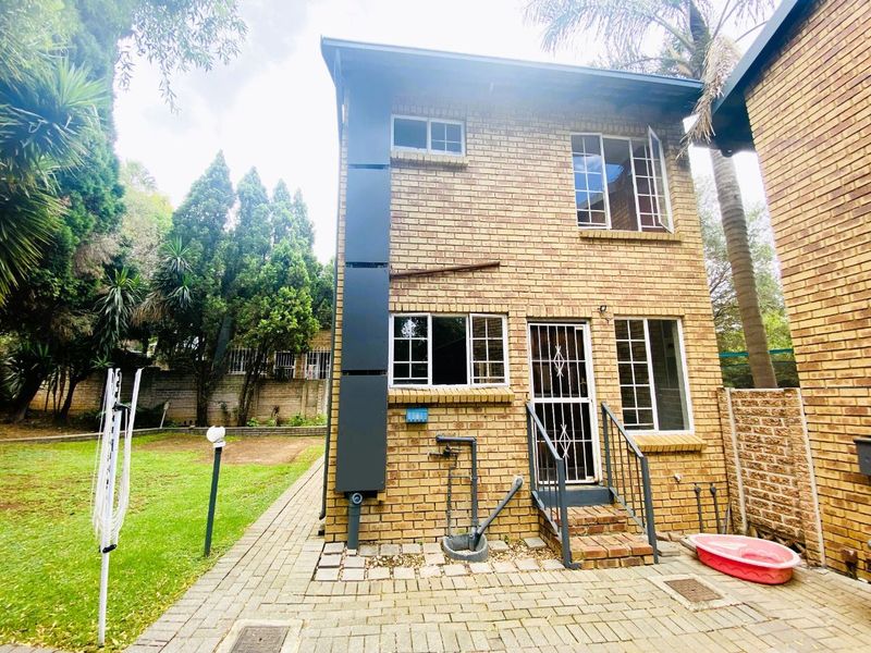 Townhouse For Sale in Van Riebeeck Park, Kempton Park - Photo 1