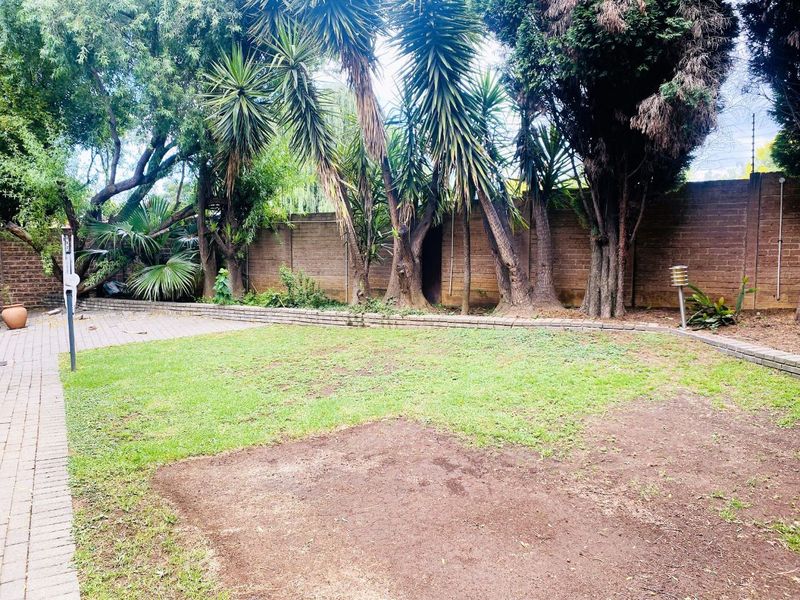 Townhouse For Sale in Van Riebeeck Park, Kempton Park - Photo 3
