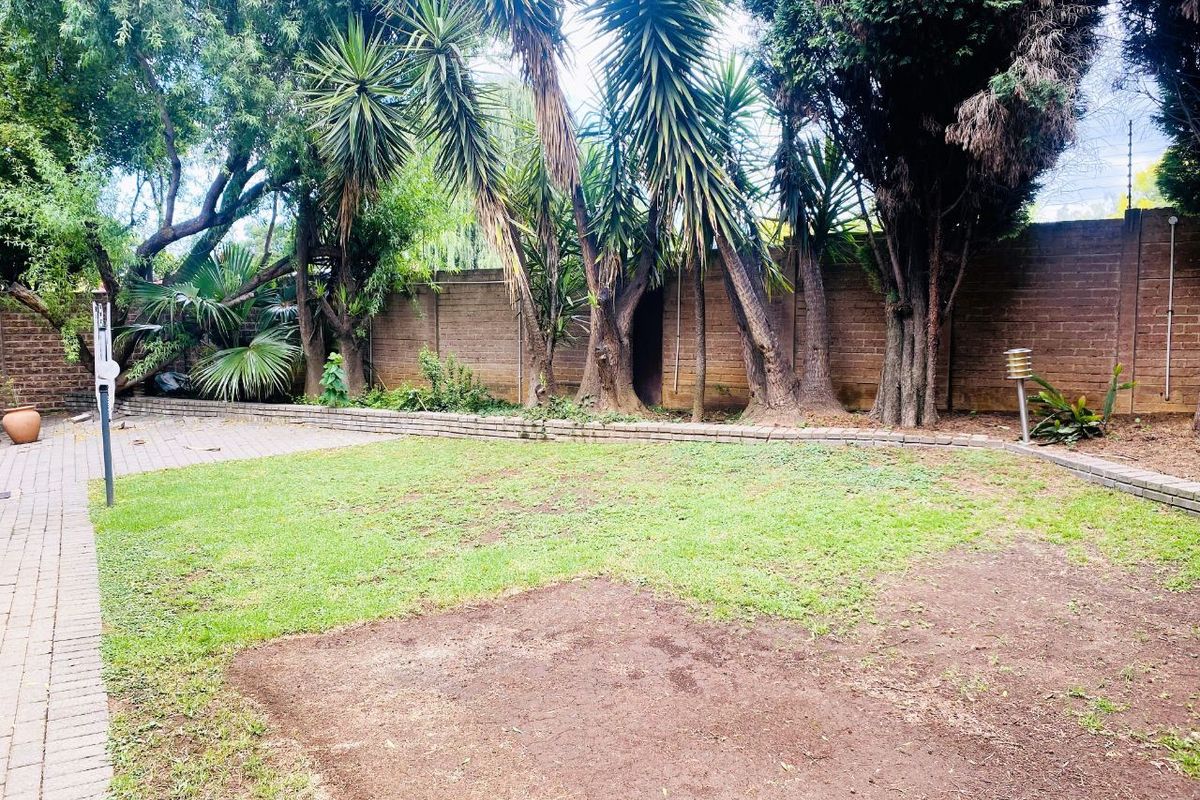 Townhouse For Sale in Van Riebeeck Park, Kempton Park - Photo 3