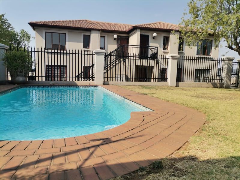 Elegant 2-Bedroom Townhouse for Sale in Meyersdal - Photo 2