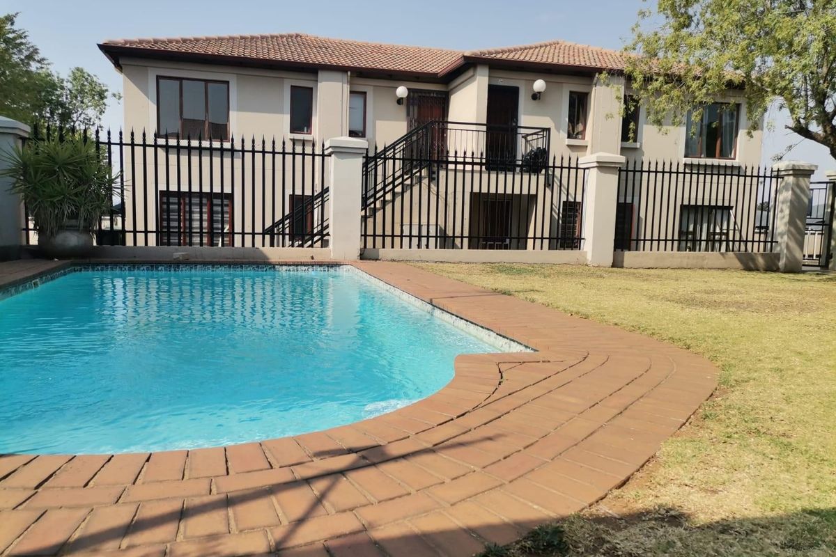Elegant 2-Bedroom Townhouse for Sale in Meyersdal - Photo 2