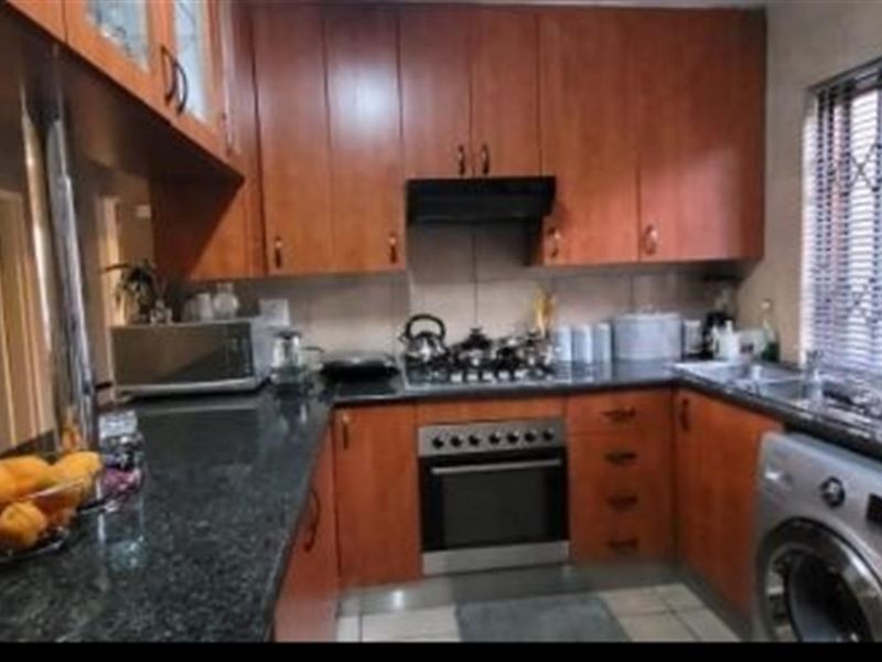 Elegant 2-Bedroom Townhouse for Sale in Meyersdal - Photo 9