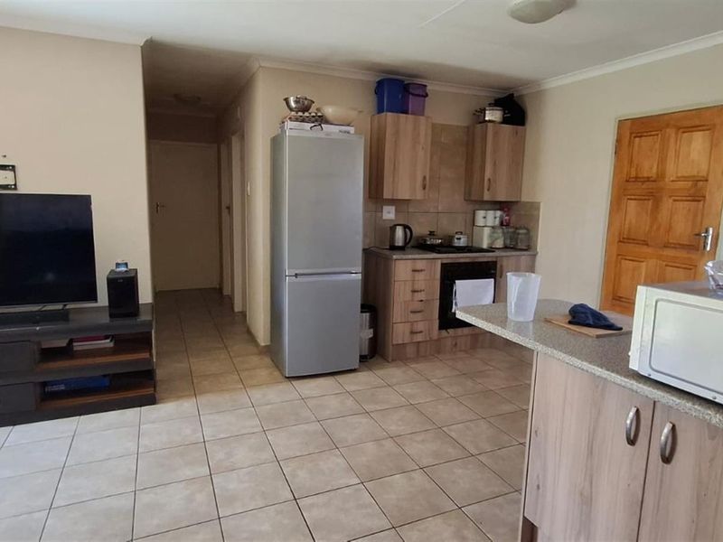 Modern 3-Bedroom Family Home for Sale in Leopard’s Rest, Albertsdal - Photo 8