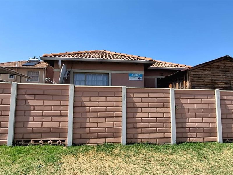 Modern 3-Bedroom Family Home for Sale in Leopard’s Rest, Albertsdal - Photo 2