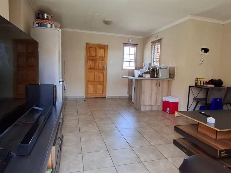 Modern 3-Bedroom Family Home for Sale in Leopard’s Rest, Albertsdal - Photo 4