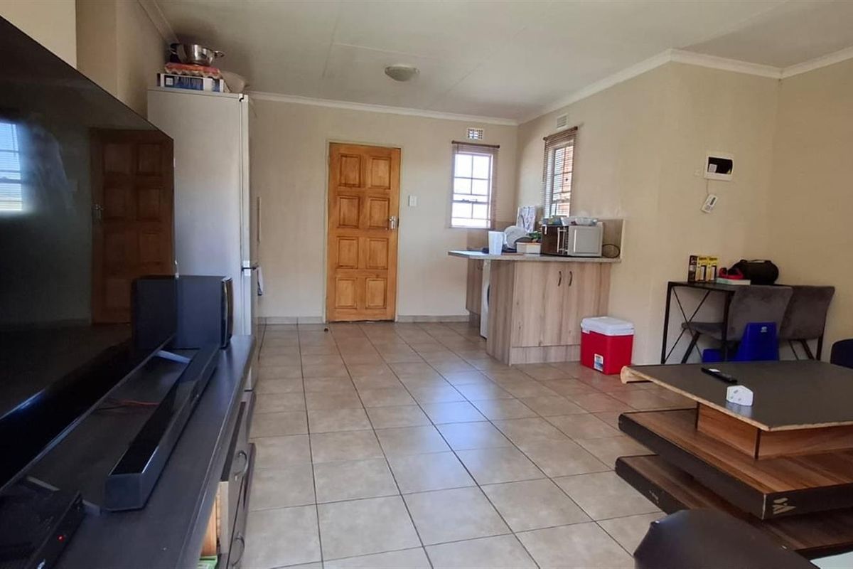 Modern 3-Bedroom Family Home for Sale in Leopard’s Rest, Albertsdal - Photo 4