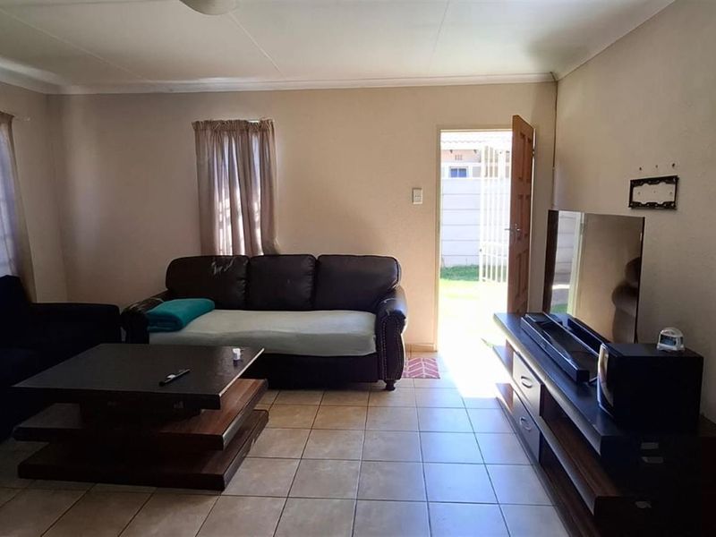 Modern 3-Bedroom Family Home for Sale in Leopard’s Rest, Albertsdal - Photo 5