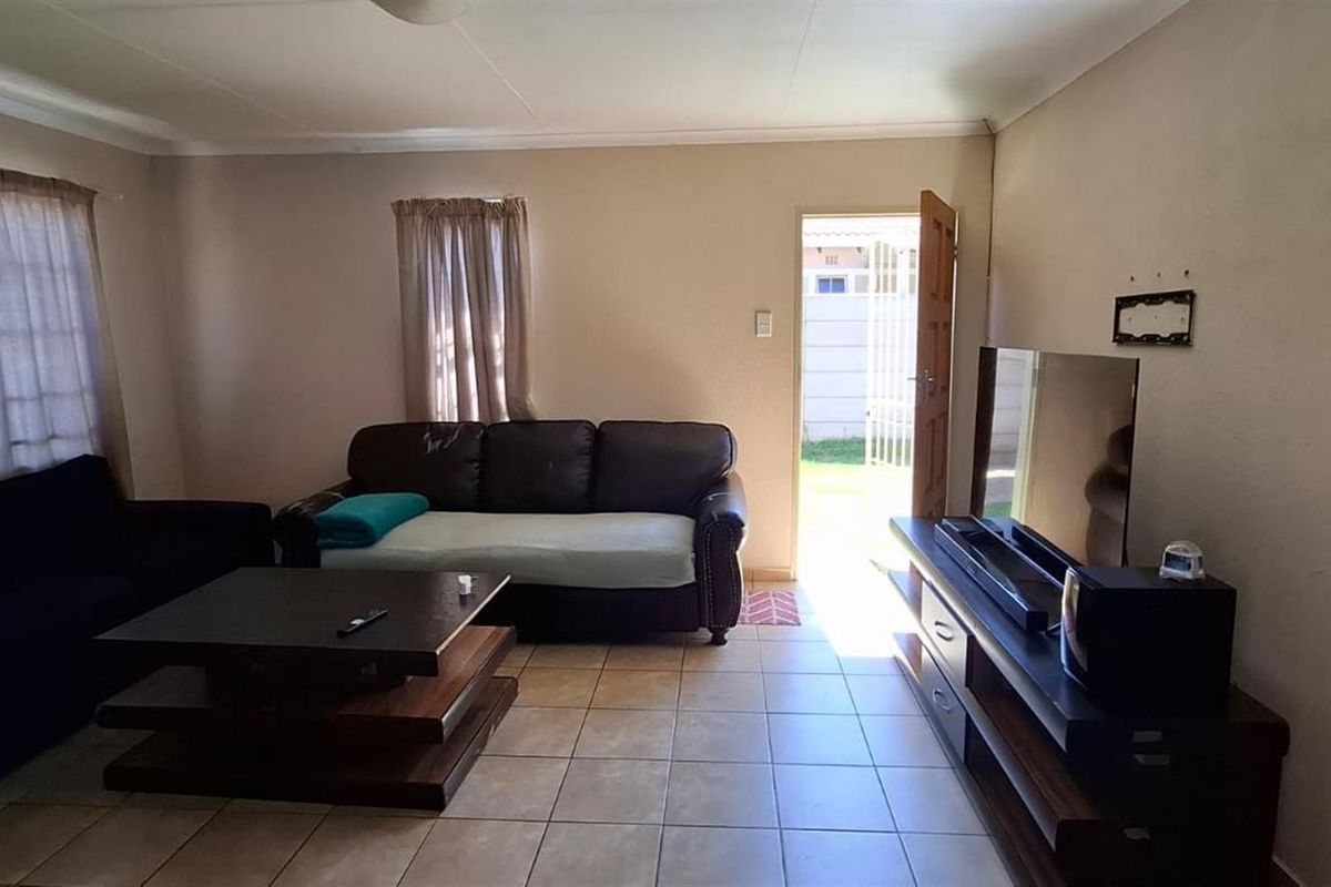 Modern 3-Bedroom Family Home for Sale in Leopard’s Rest, Albertsdal - Photo 5