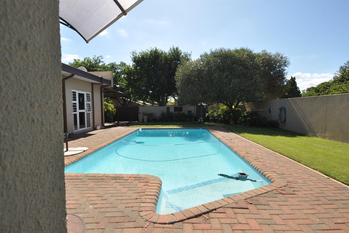 Stunning Move in 5-Bedroom Family Home For Sale in Sasolburg Central, Sasolburg - Photo 2